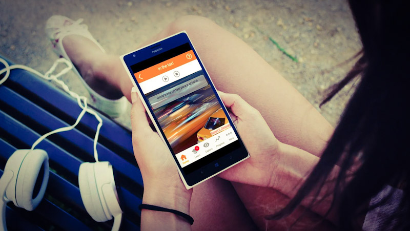 Young woman using Mosalingua on her smartphone.