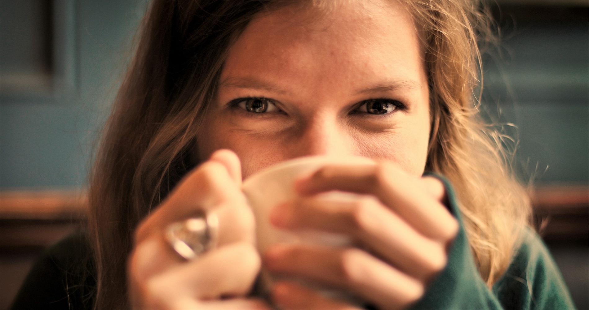Madel beim Kaffee trinken und Sprachaufgaben machen