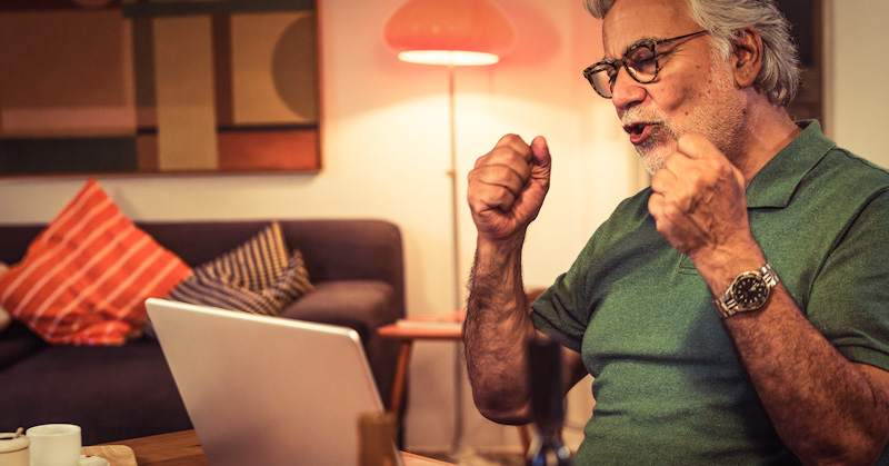Älterer Herr lernt mit Babbel Live am Laptop