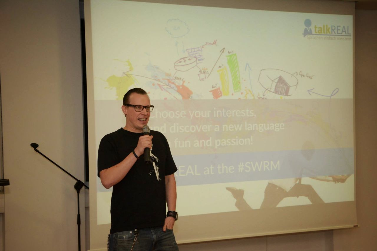 Christian Roth präsentiert auf dem Startup Weekend Rhein-Main talkREAL